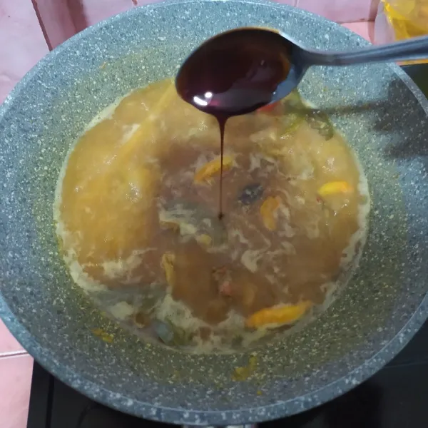 Bumbui kecap manis, kaldu bubuk, lada, garam, dan gula merah.