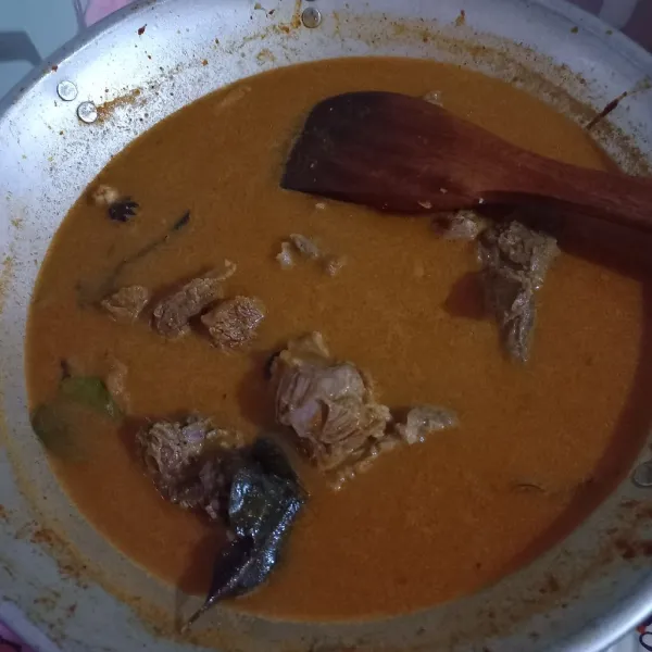 Masukan santan, kemudian masak hingga bumbu meresap dan daging empuk.