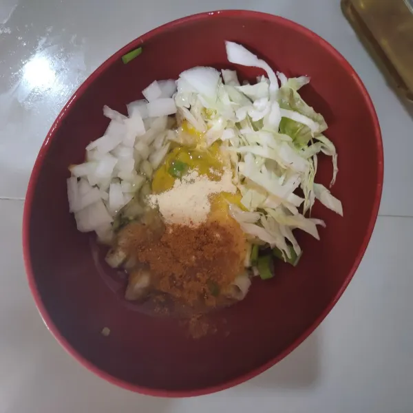 Iris tipis kol dan bawang daun, beri telur, kaldu jamur dan bubuk kari, kemudian kocok lepas.