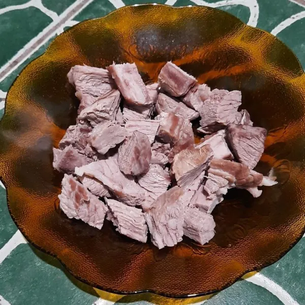 Tiriskan daging lalu potong dadu.
