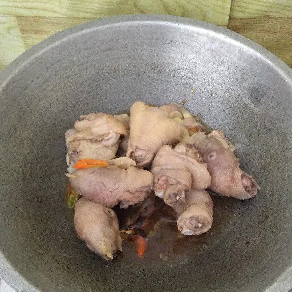 Tumis bahan bumbu halus dan daun salam hingga harum. Masukkan kepala ayam dan air kemudian aduk.