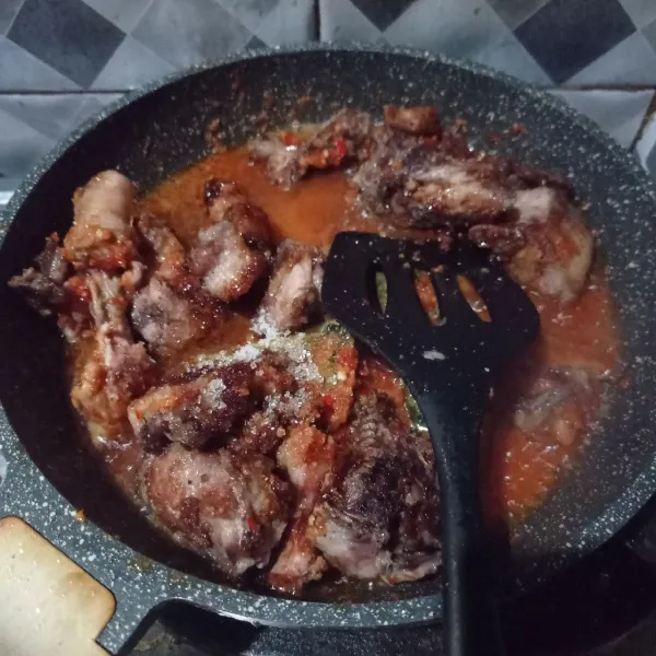 Masukan ayam, air, garam, gula, kaldu bubuk, dan kecap manis, aduk rata.