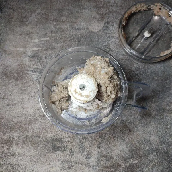 Haluskan kulit dan daging ikan tenggiri menggunakan chopper.