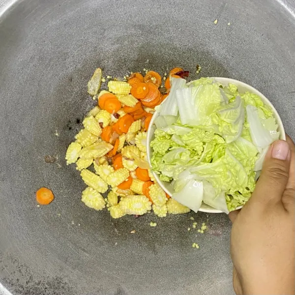Tambahkan sawi putih, lalu aduk hingga layu.