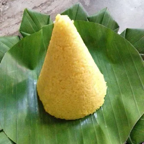 Setelah matang cetak dengan cetakan tumpeng.