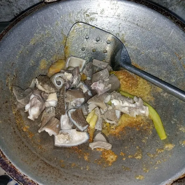 Masukkan jeroan kambing. Aduk rata.