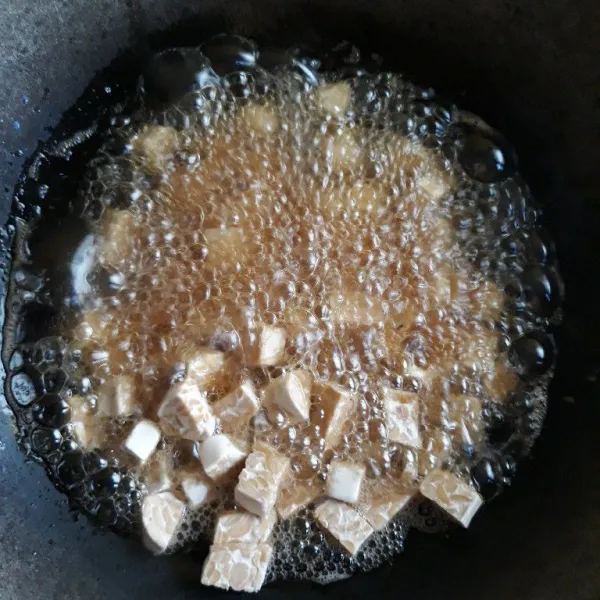 Goreng tempe hingga matang.