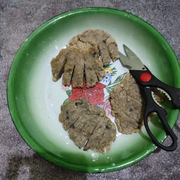 Kerat-kerat pempek tanpa putus.