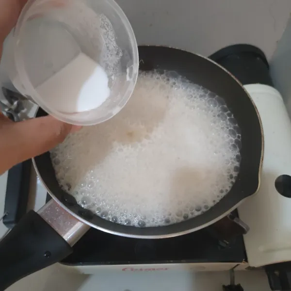 Masak dengan api kecil hingga tersisa setengahnya, kemudian beri larutan maizena.