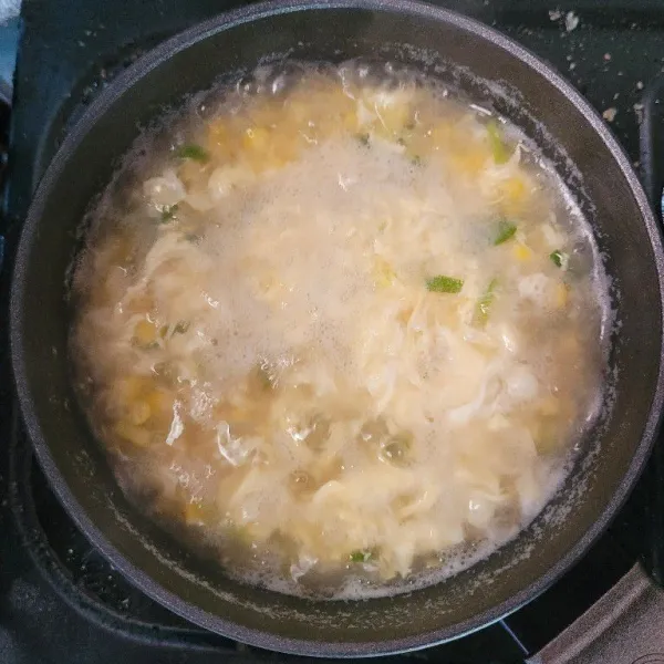 Kocok lepas telur ayam, kemudian masukkan kedalam sup sembari diaduk, tunggu hingga semua bahan matang.