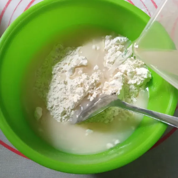 Buat adonan pelapis. Campur tepung bumbu dengan tepung beras. Tuang air bertahap sambil diaduk. Konsistensinya tidak encer tapi tidak juga terlalu kental.