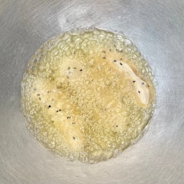 Goreng pisang hingga berwarna kecokelatan. Angkat lalu celupkan kembali dalam tepung. Goreng hingga matang, angkat dan sisihkan.