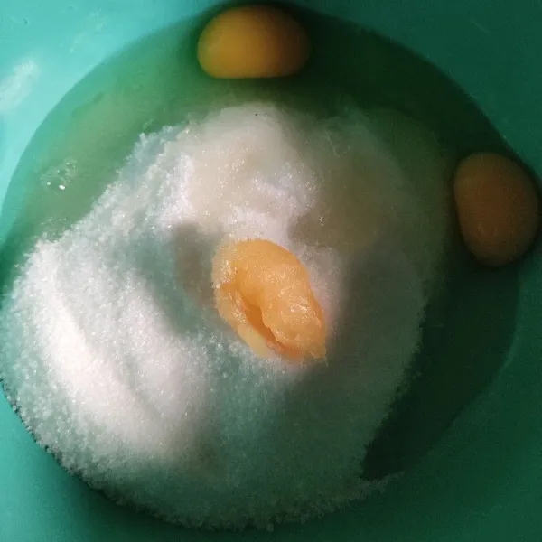 Campurkan telur, gula pasir, emulsifier, dan essence vanila.