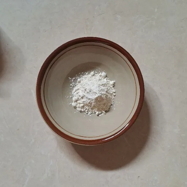 Siapkan 2 sdm tepung maizena dan 3 sdm tepung terigu.