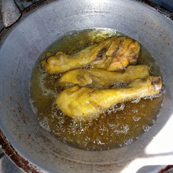 Goreng ayam sampai kuning kecoklatan. Angkat dan sisihkan.