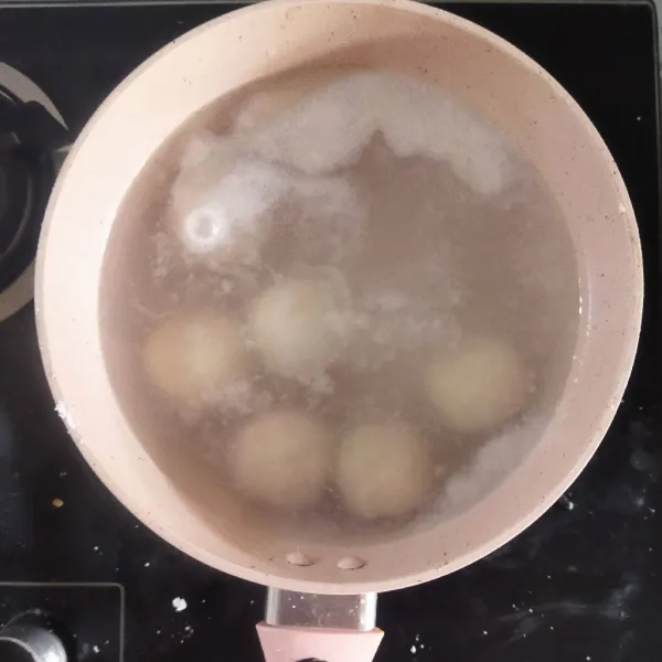 Rebus air hingga mendidih lalu tuang minyak dan masukkan pempek, rebus pempek hingga mengapung. Angkat dan dinginkan. Lalu goreng pempek hingga kuning keemasan. Angkat dan tiriskan.
