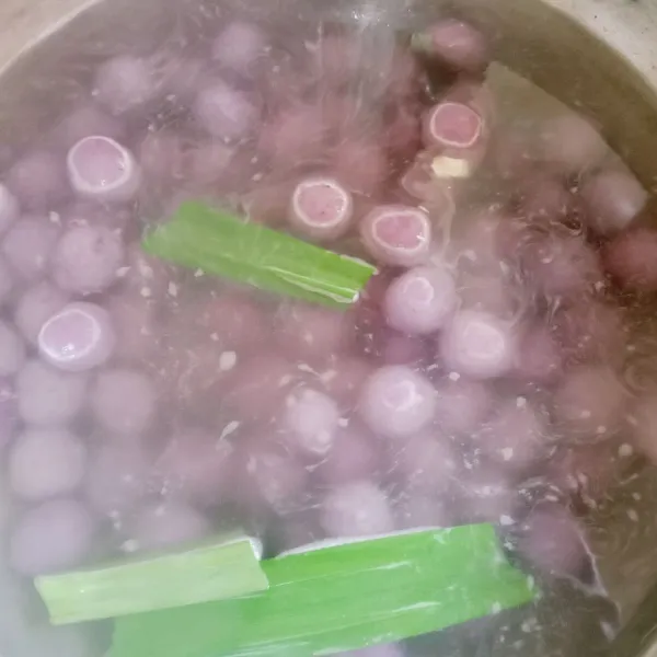 Setelah airnya mendidih masukkan cendilnya dan masak sampai mengapung ke atas. Setelah itu masukkan larutan tepung tapioka sambil diaduk.