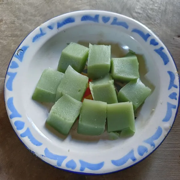 Potong-potong kue hunkwe dan tata dipiring saji.