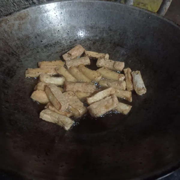 Potong tahu, goreng sampai kering, tiriskan.