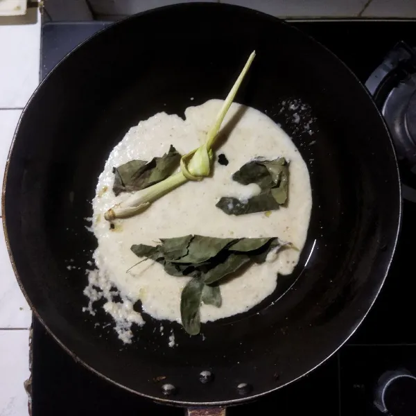 Blender bumbu sampai halus. Kemudian tumis bersama daun salam, daun jeruk, lengkuas, dan jahe sampai harum dan layu.