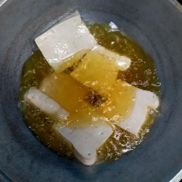 Goreng tahu yang sudah direndam dengan air garam setelah matang sisihkan.