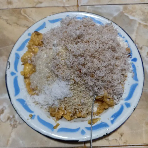 Tambahkan garam, wijen, dan kelapa parut.