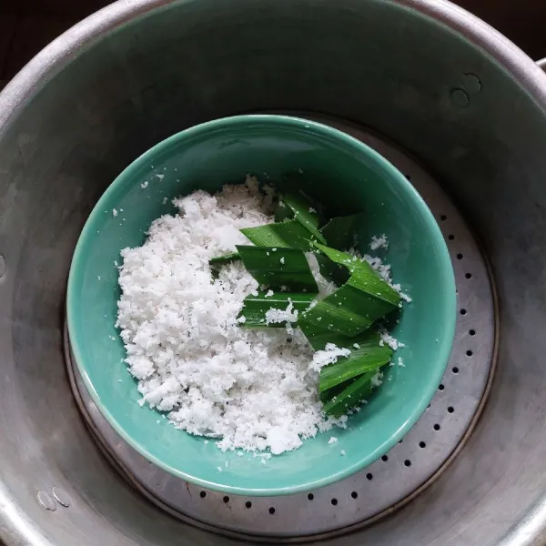 Campur kelapa dengan garam, tambahkan pansan. Lalu kukus sebentar.