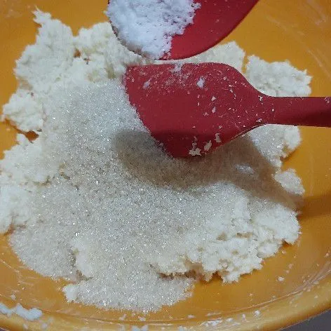 Tambahkan garam, aduk rata.