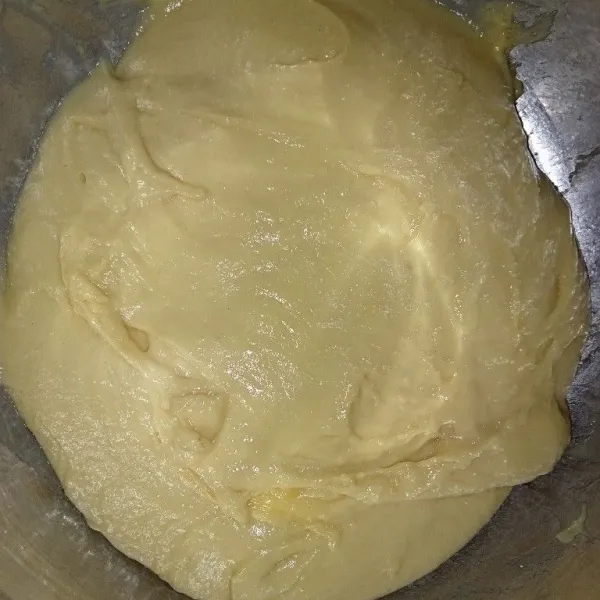 Uleni selama 2 menit. Masukkan butter dan garam. Uleni kembali hingga kalis elastis.