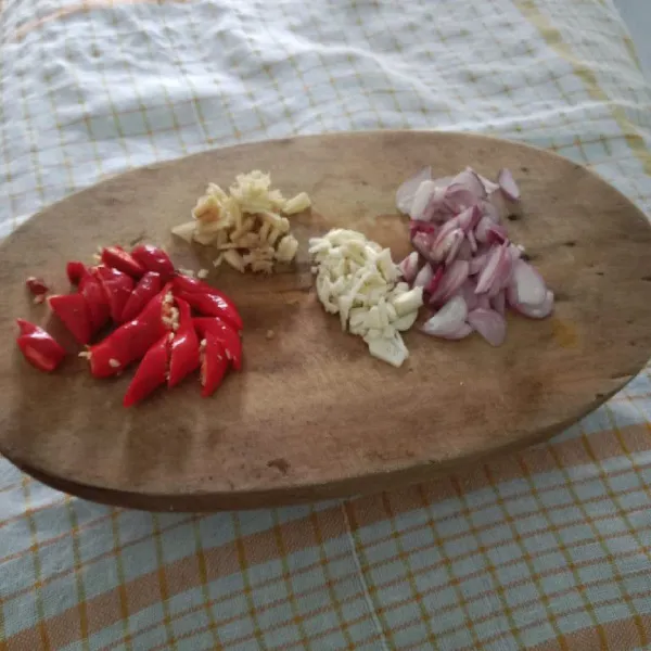 Iris bawang merah, bawang putih, jahe, dan cabe merah