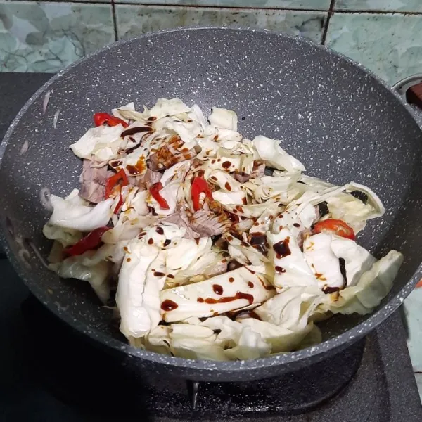 Masukan kol yang sudah diiris memanjang, masak hingga agak layu lalu tambahkan kecap, aduk rata.
