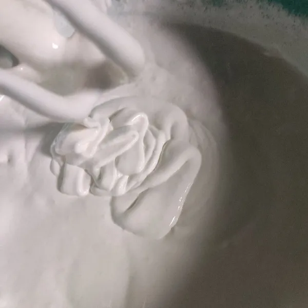 Mixer dengan kecepatan tinggi hingga putih, kental, dan berjejak.