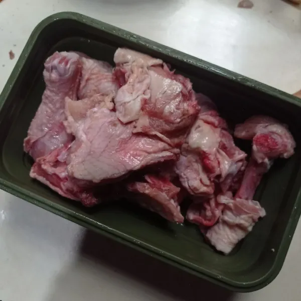 Siapkan ayam, cuci sampai bersih.