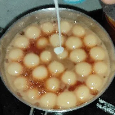 Lalu tuang ke adonan candil. Aduk sampai menjadi bubur dan masak sampai mendidih rata, matikan api