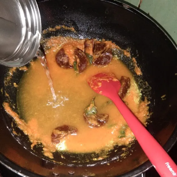 Tuang air dan gula jawa ke dalam bumbu halus. Masak hingga mendidih.