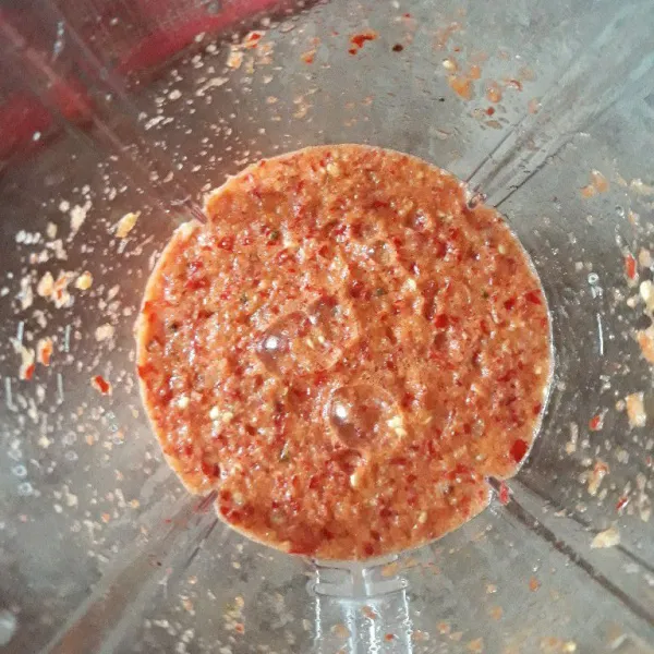 Haluskan terasi dan cabe dengan sedikit air.