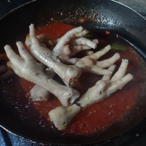Masukan ceker ayam, aduk rata masak sampai bumbu meresap.