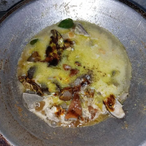 Tambahkan air dan seasoning. Aduk rata. Masak sampai air menyusut.