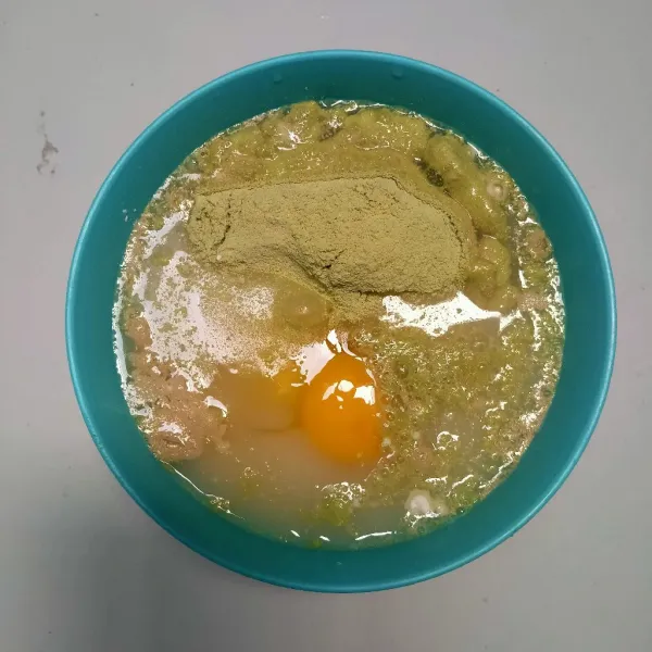 Masukkan air dan telur aduk merata.