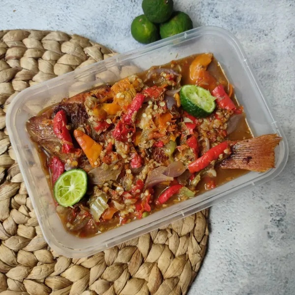 Masukkan ikan ke dalam wadah, siram dengan sambal pecak, sajikan.