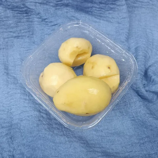 Kupas dan cuci bersih kentang.