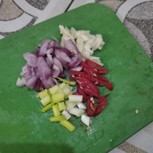 Iris bawang, cabe dan daun bawang lalu sisihkan.