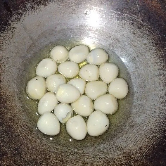 Goreng telur puyuh hingga kering