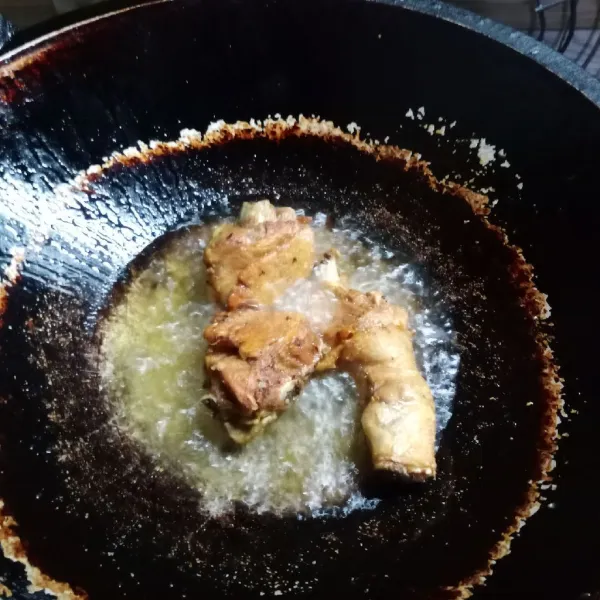 Rendam ayam dalam bumbu marinasi selama 5 menit. Kemudian goreng ayam dengan api kecil sampai matang.