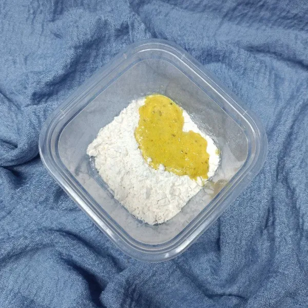 Masukkan semua tepung dan bumbu halus ke dalam wadah.