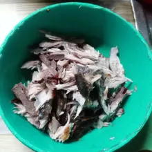 Suwir kasar ikan tongkol yang sudah digoreng.