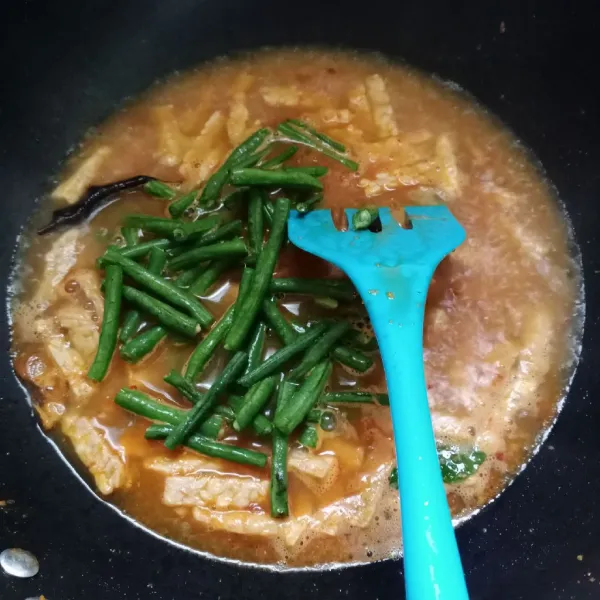 Kemudian masukkan kacang panjang. Masak sampai kacang panjang hampir empuk.