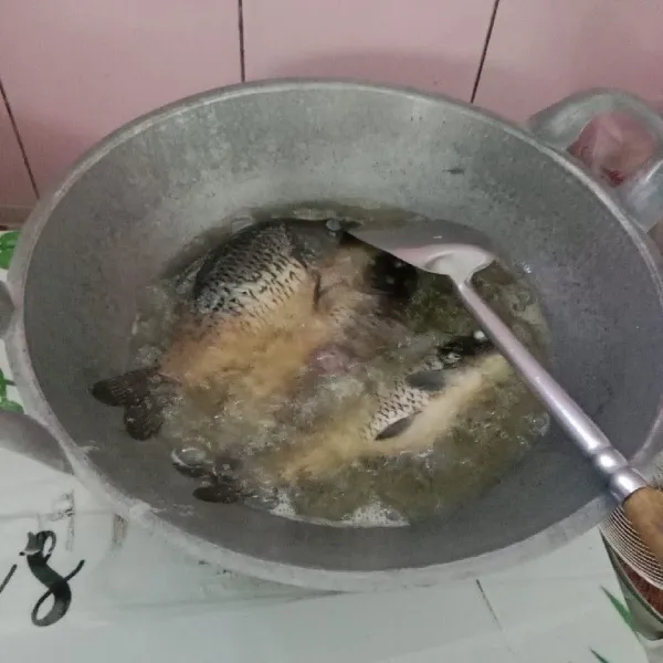 Goreng ikan di minyak panas