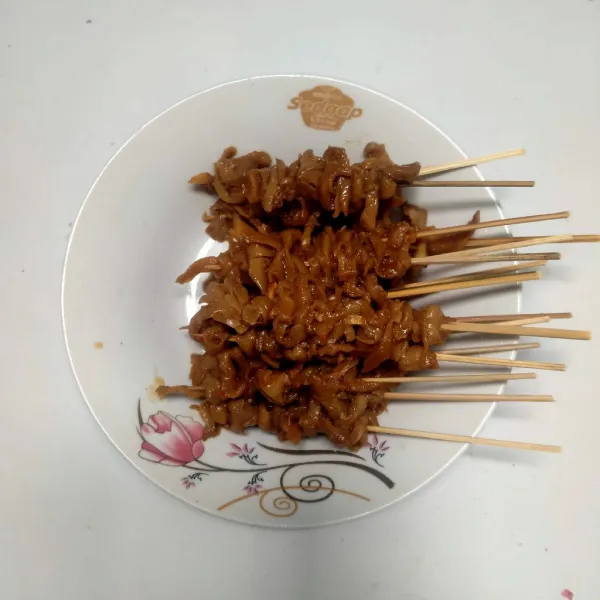 Tusuk jamur dengan menggunakan tusuk sate.