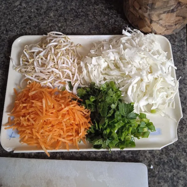 Petiki ujung tauge. Iris daun bawang, seledri, kol dan wortel.